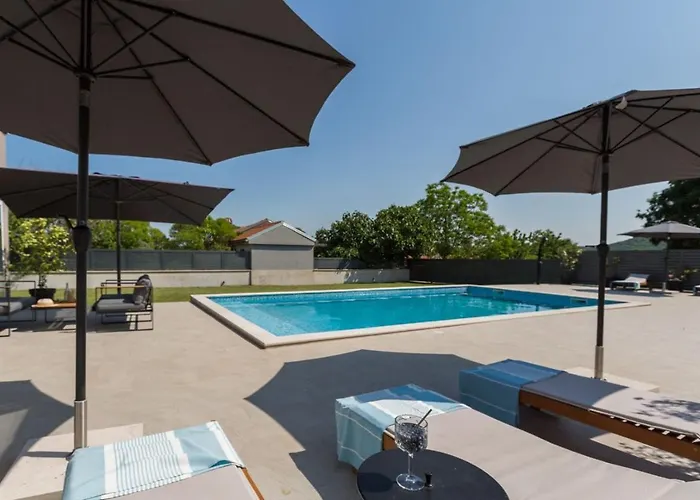 Mabella * 罗维尼村